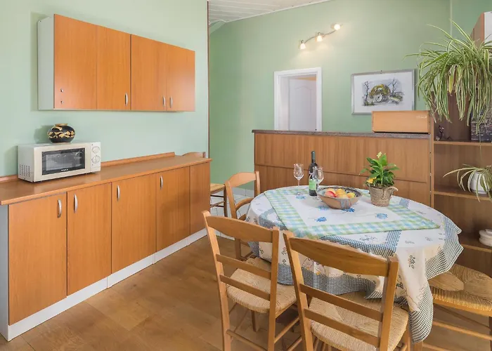 Lovely In With Wifi Apartman