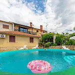 Apartamento Cozy In With Heated Swimming Pool Poreč