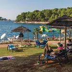 Cozy In With Heated Swimming Pool Poreč