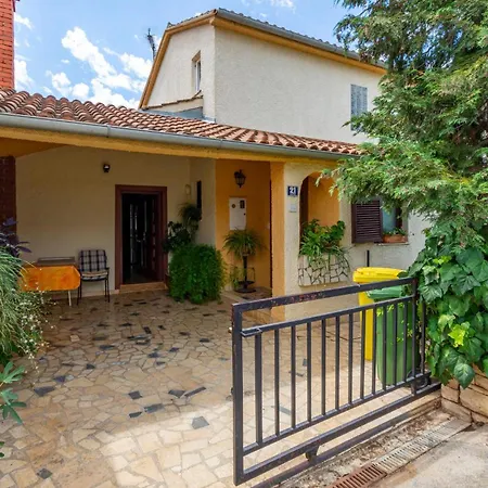 Lovely In With Wifi Apartman